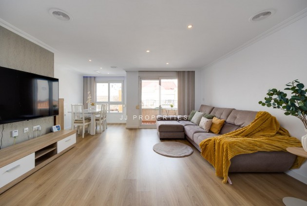 Apartment / flat - Resale - Torrevieja -
                Centro