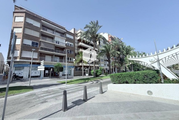 Appartement - D'occasion - Torrevieja -
                Puerto
