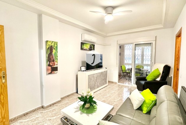 Appartement / flat - Tweedehands - Torrevieja -
                Centro