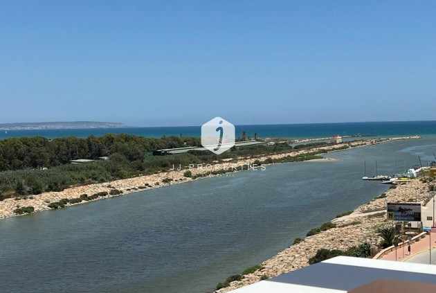 Ático - Segunda mano - Guardamar del Segura -
                puerto deportivo
