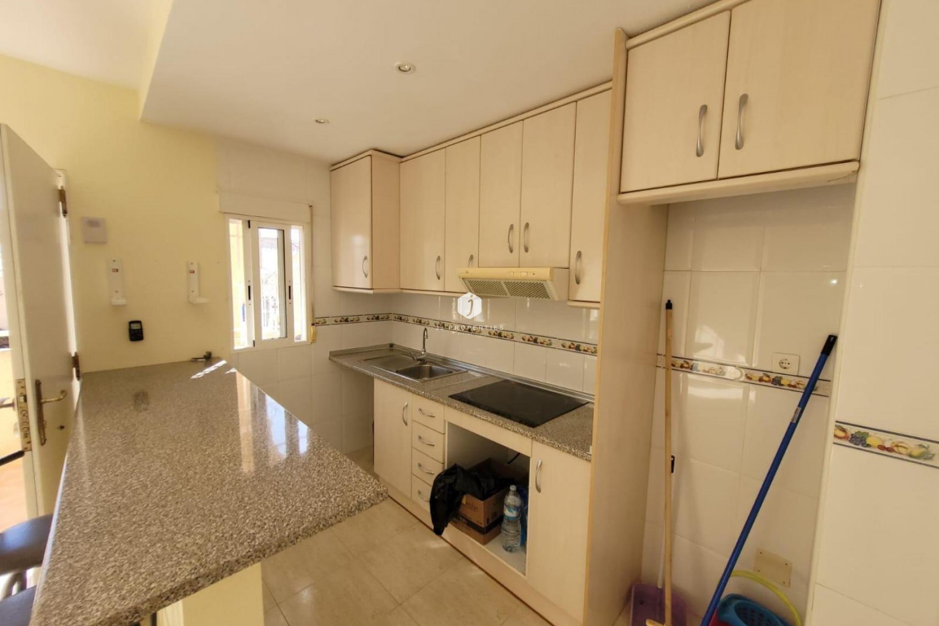 Aus zweiter Hand - Bungalow -
San Miguel de Salinas - Inland