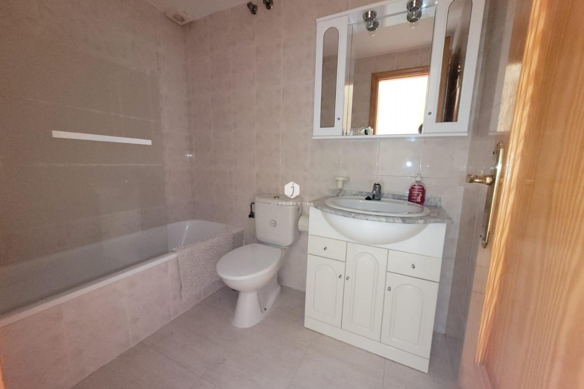 Aus zweiter Hand - Bungalow -
San Miguel de Salinas - Inland