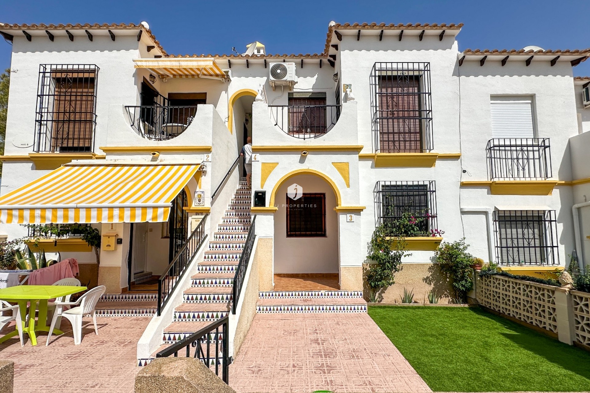 Aus zweiter Hand - Bungalow -
San Miguel de Salinas - Inland
