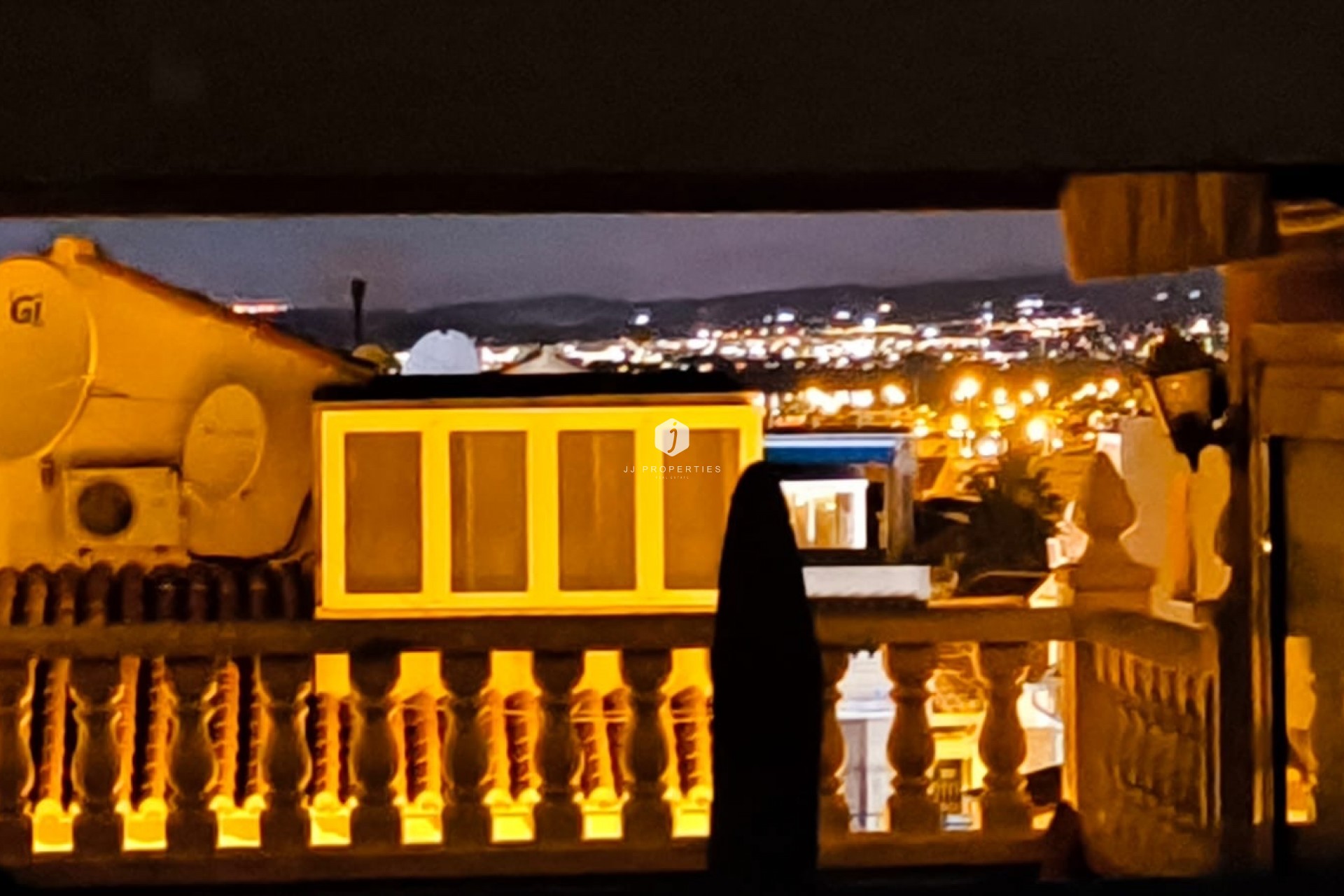 Aus zweiter Hand - Chalet -
El Chaparral - Inland