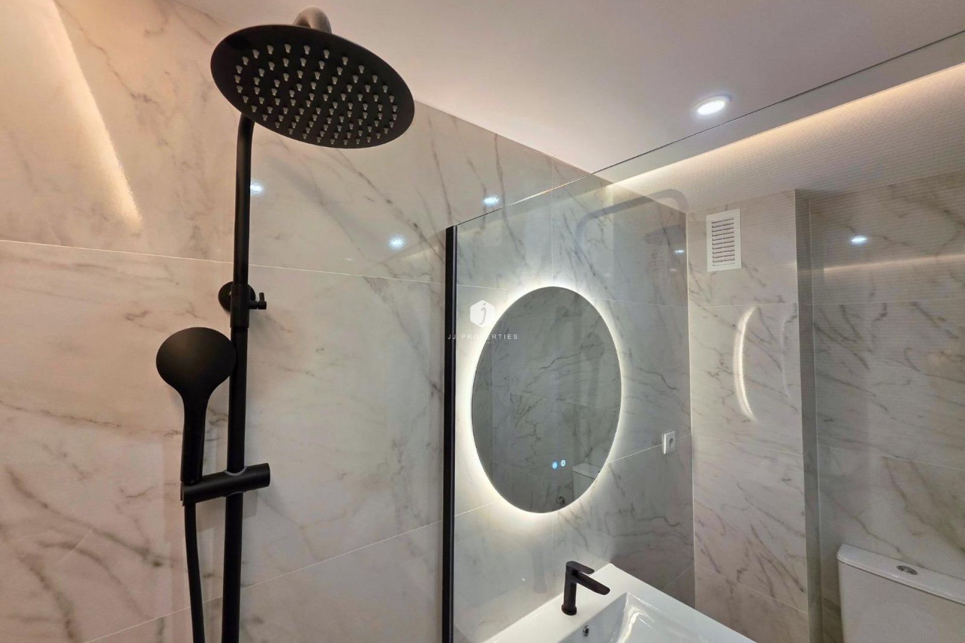 Aus zweiter Hand - Chalet -
Torrevieja - aguas nuevas