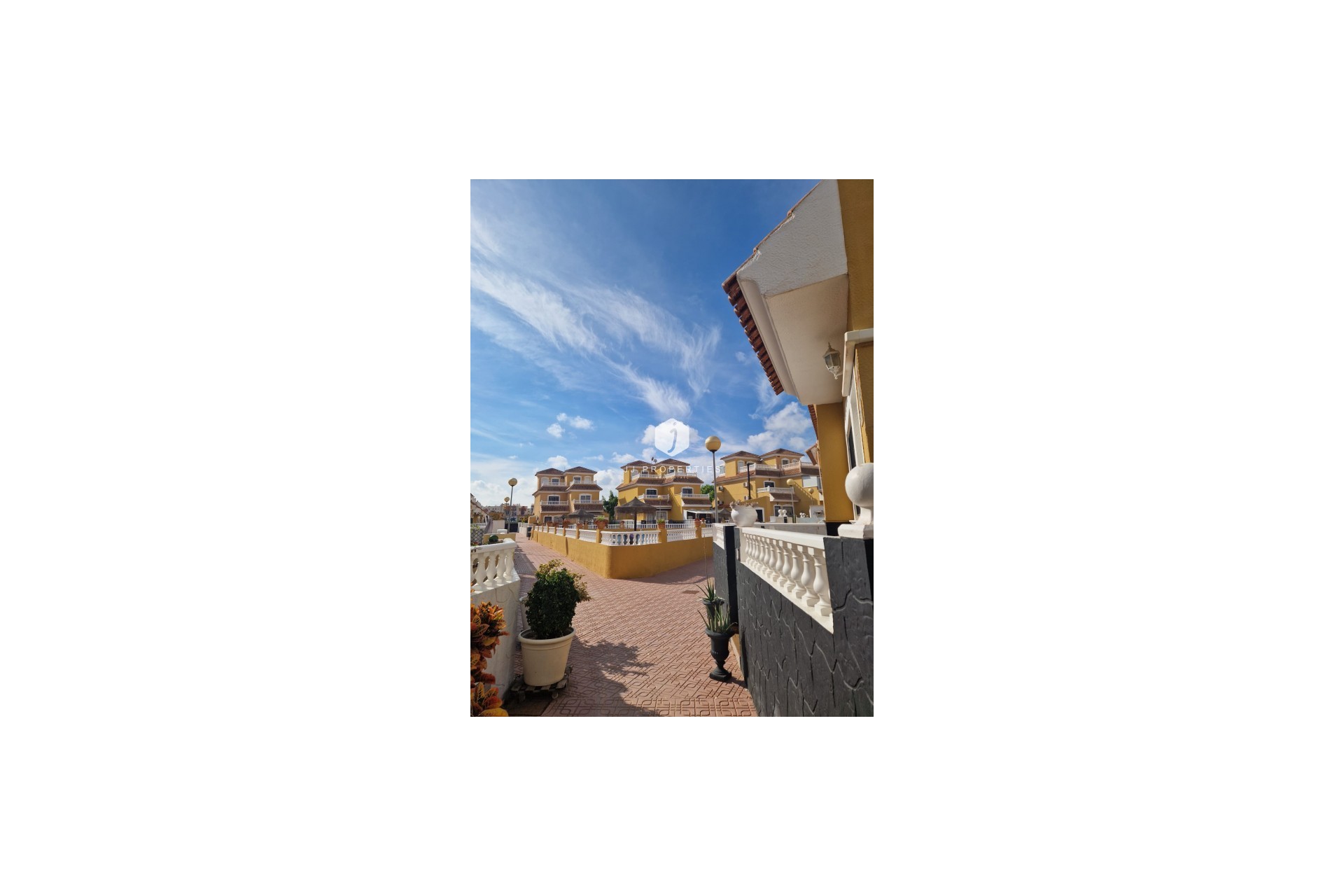 Aus zweiter Hand - Duplex -
Playa Flamenca - Costa Blanca