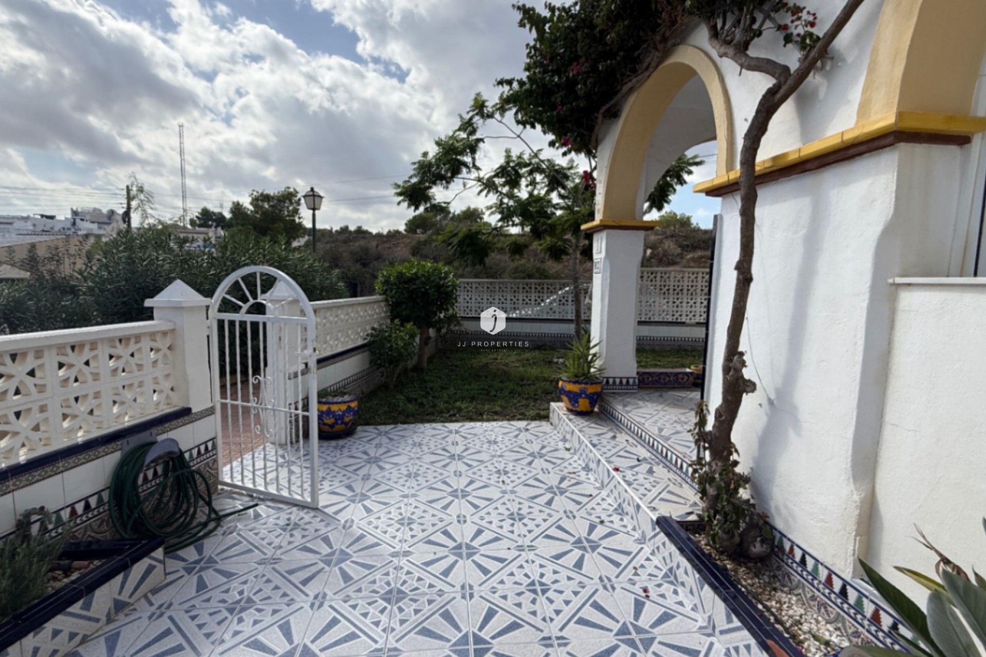 Aus zweiter Hand - Duplex -
San Miguel de Salinas - Inland