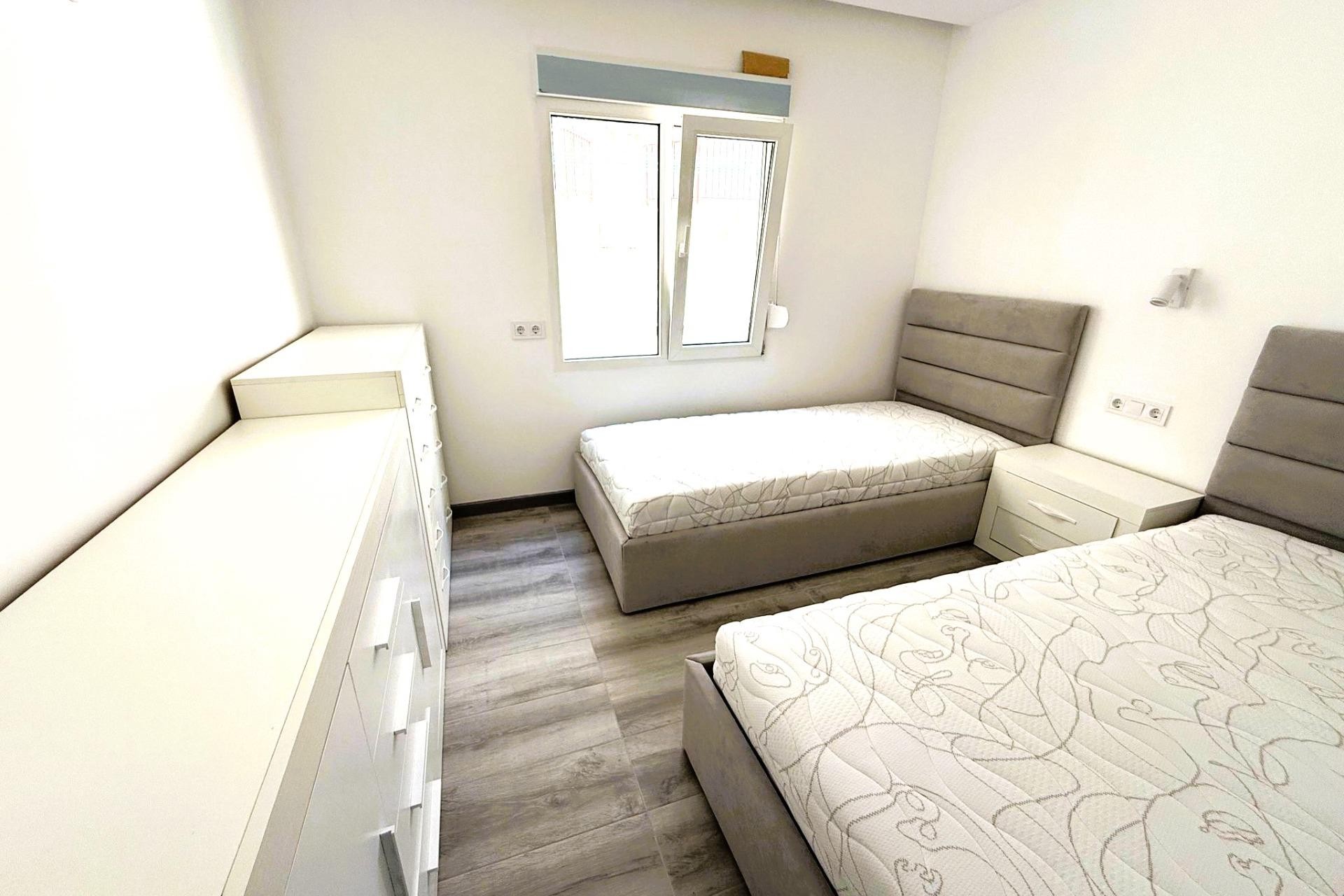 Aus zweiter Hand - Duplex -
Torrevieja - Centro