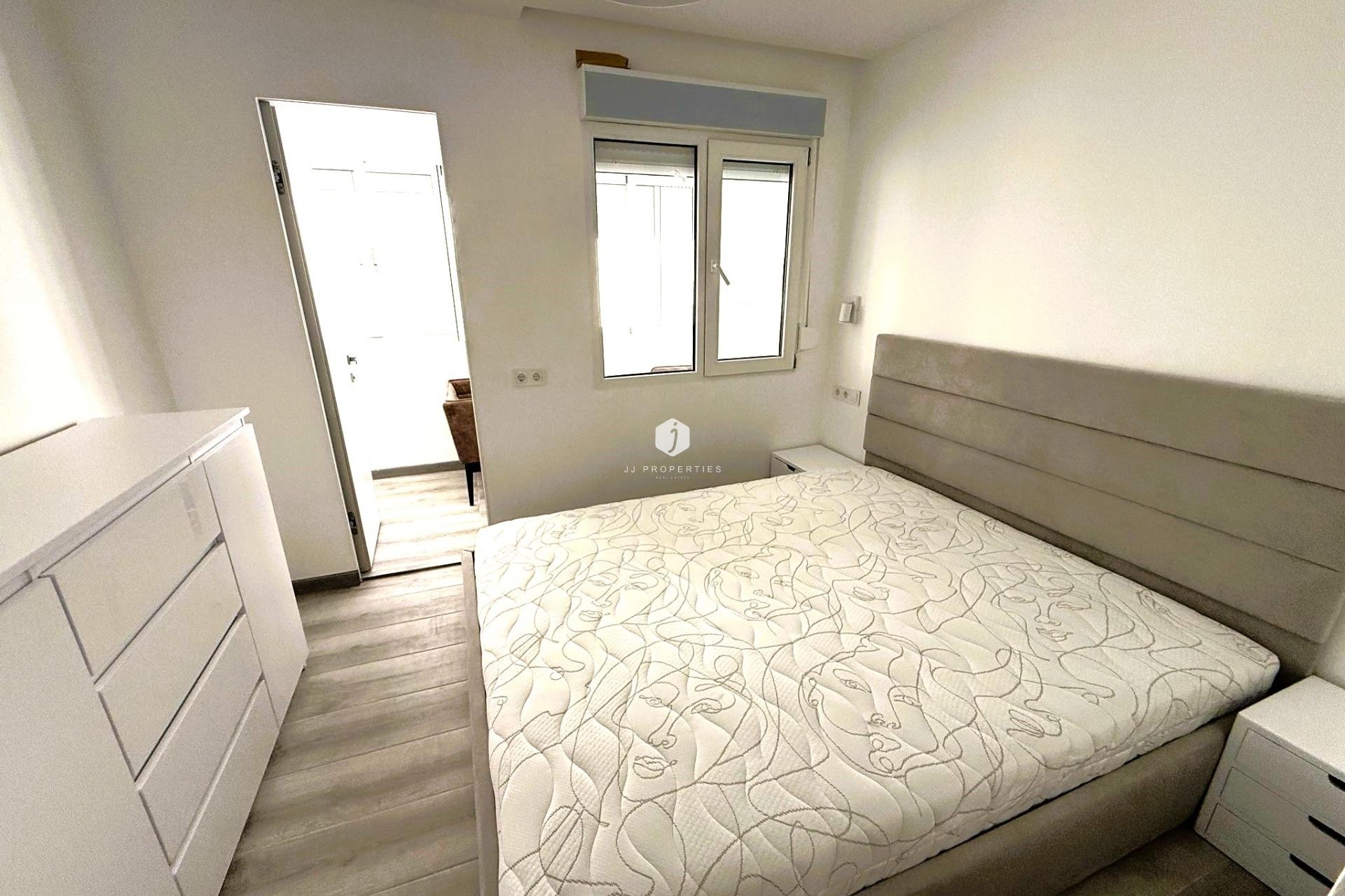 Aus zweiter Hand - Duplex -
Torrevieja - Centro