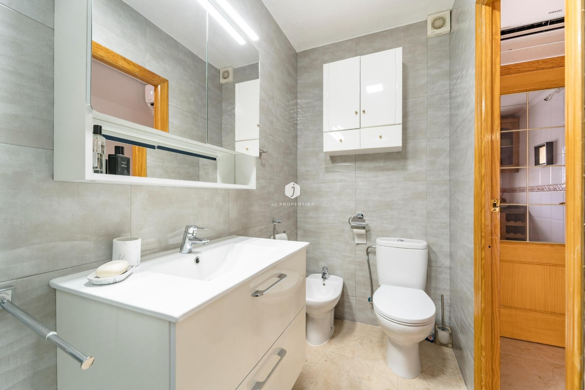 Aus zweiter Hand - Duplex -
Torrevieja - Playa de los Naufragos