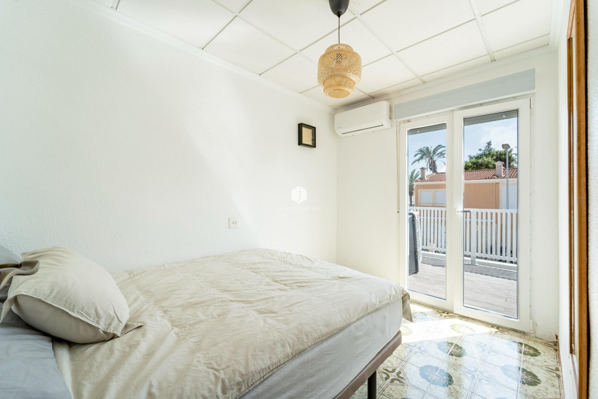 Aus zweiter Hand - Duplex -
Torrevieja - Playa de los Naufragos
