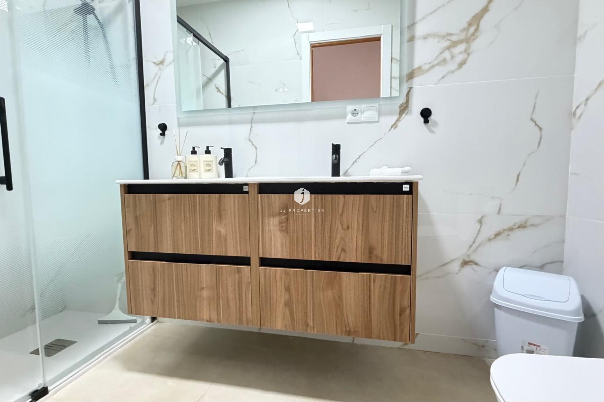 Aus zweiter Hand - Duplex -
Torrevieja - Playa de los Naufragos