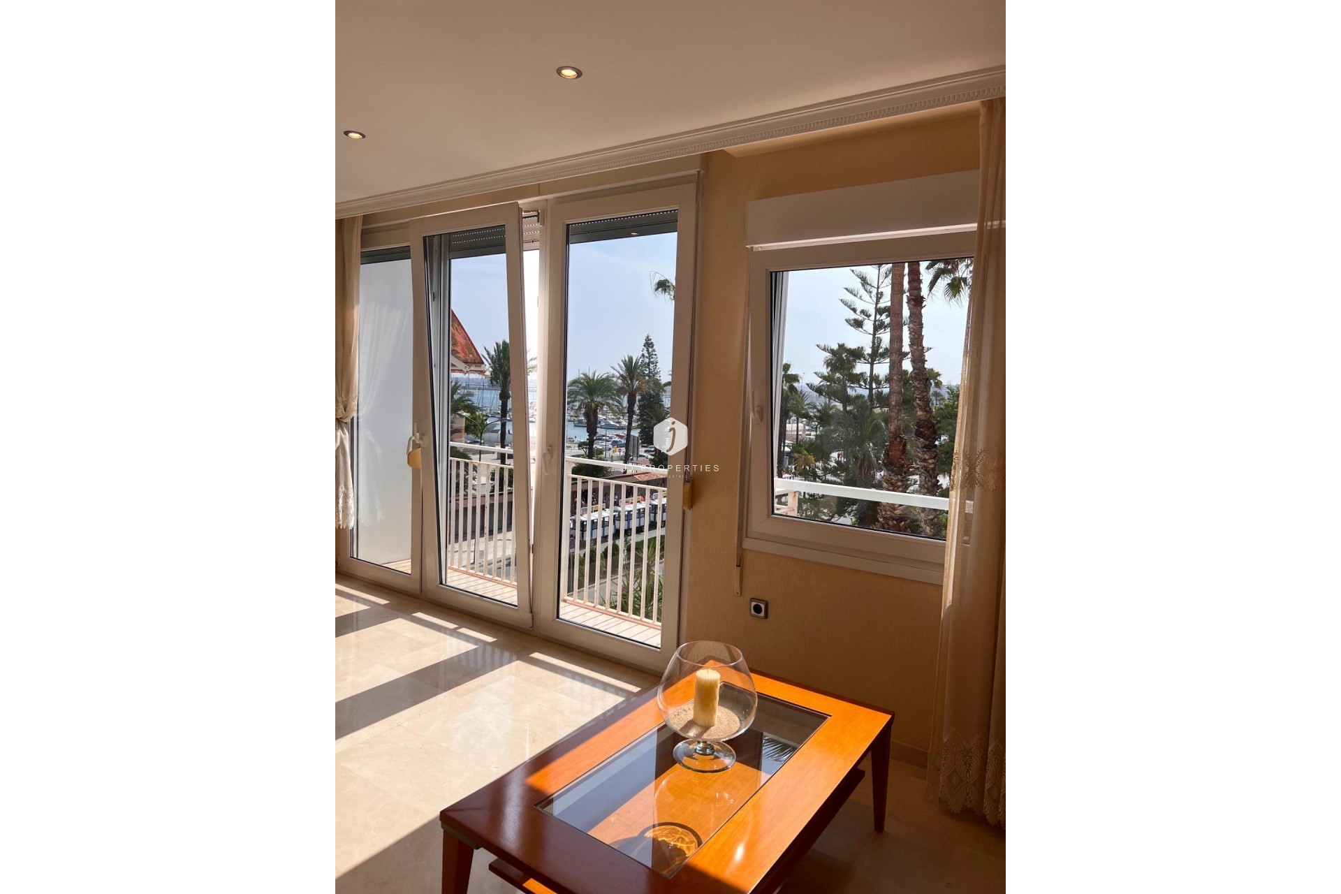 Aus zweiter Hand - Duplex -
Torrevieja