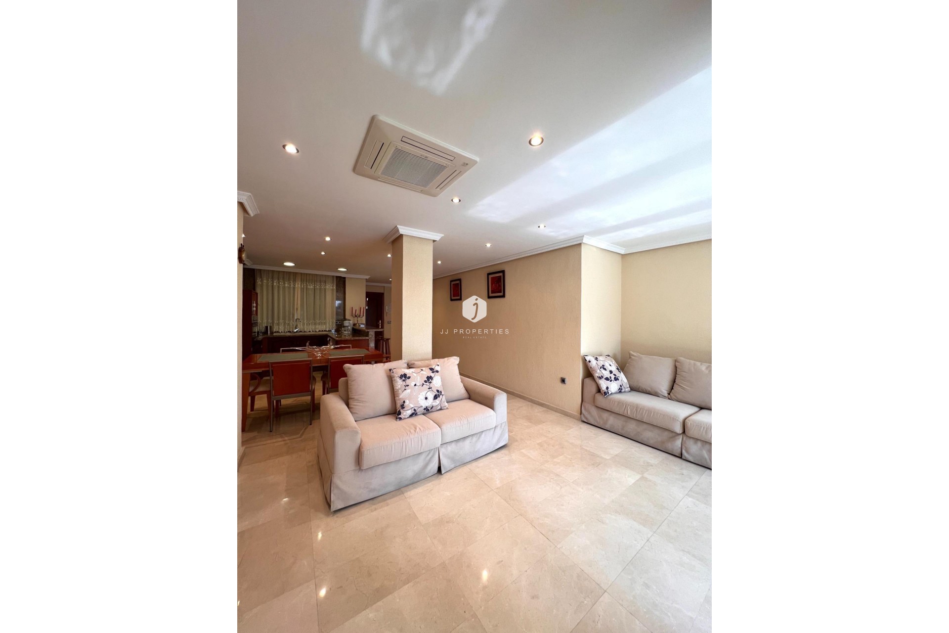 Aus zweiter Hand - Duplex -
Torrevieja