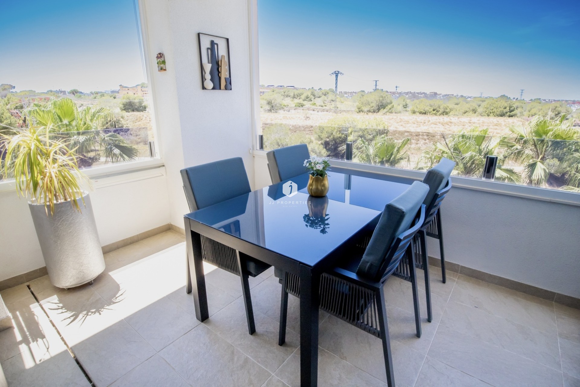 Aus zweiter Hand - Penthouse -
Los Altos - AMANECER