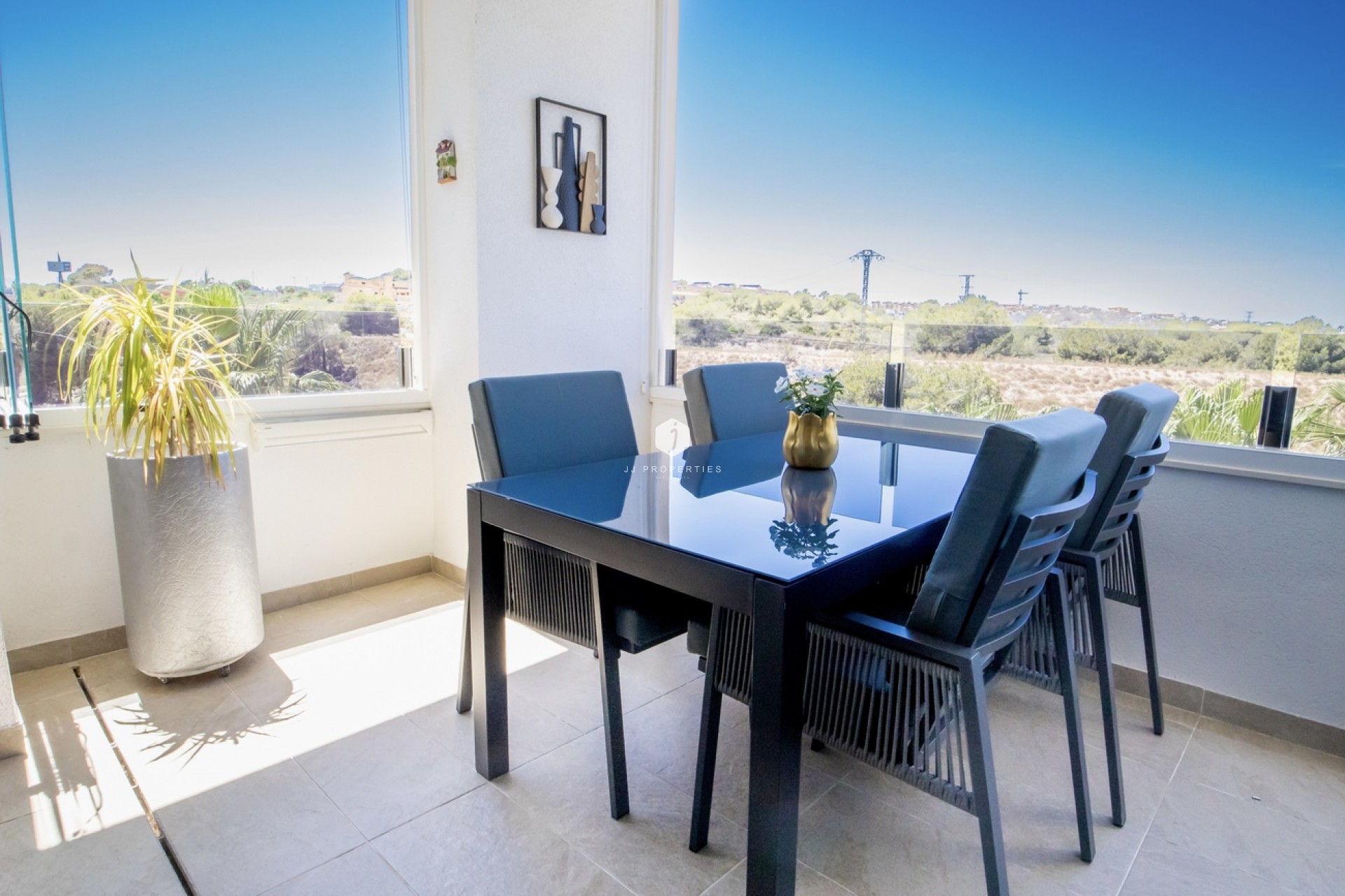 Aus zweiter Hand - Penthouse -
Los Altos - AMANECER