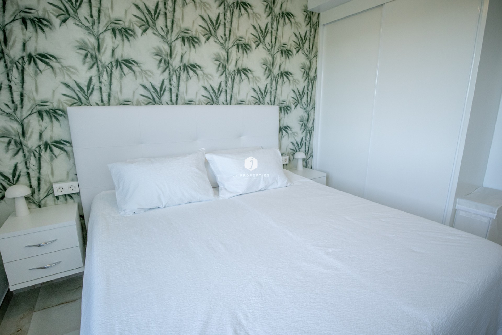 Aus zweiter Hand - Penthouse -
Los Altos - AMANECER