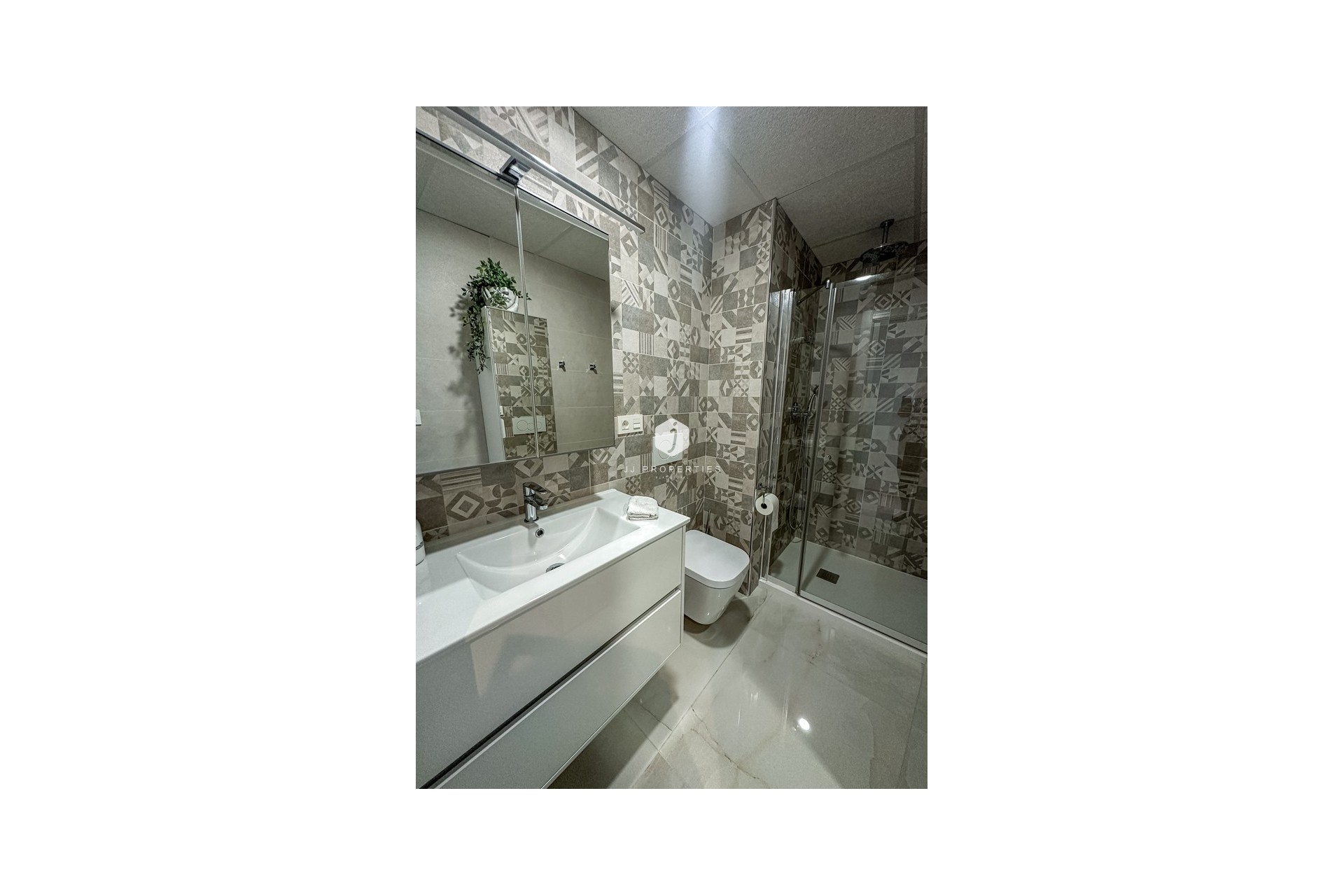 Aus zweiter Hand - Penthouse -
Los Altos - AMANECER
