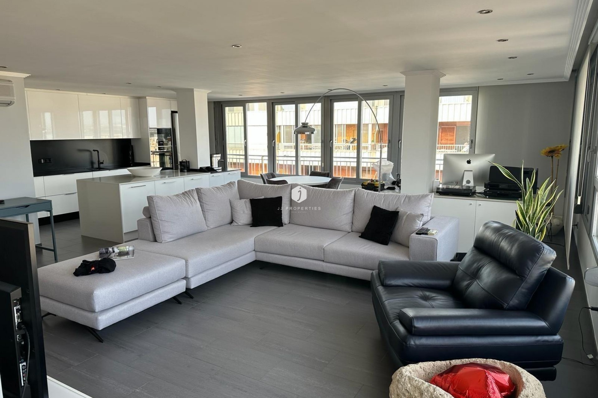 Aus zweiter Hand - Penthouse -
Torrevieja - El Acequión - Los Náufragos