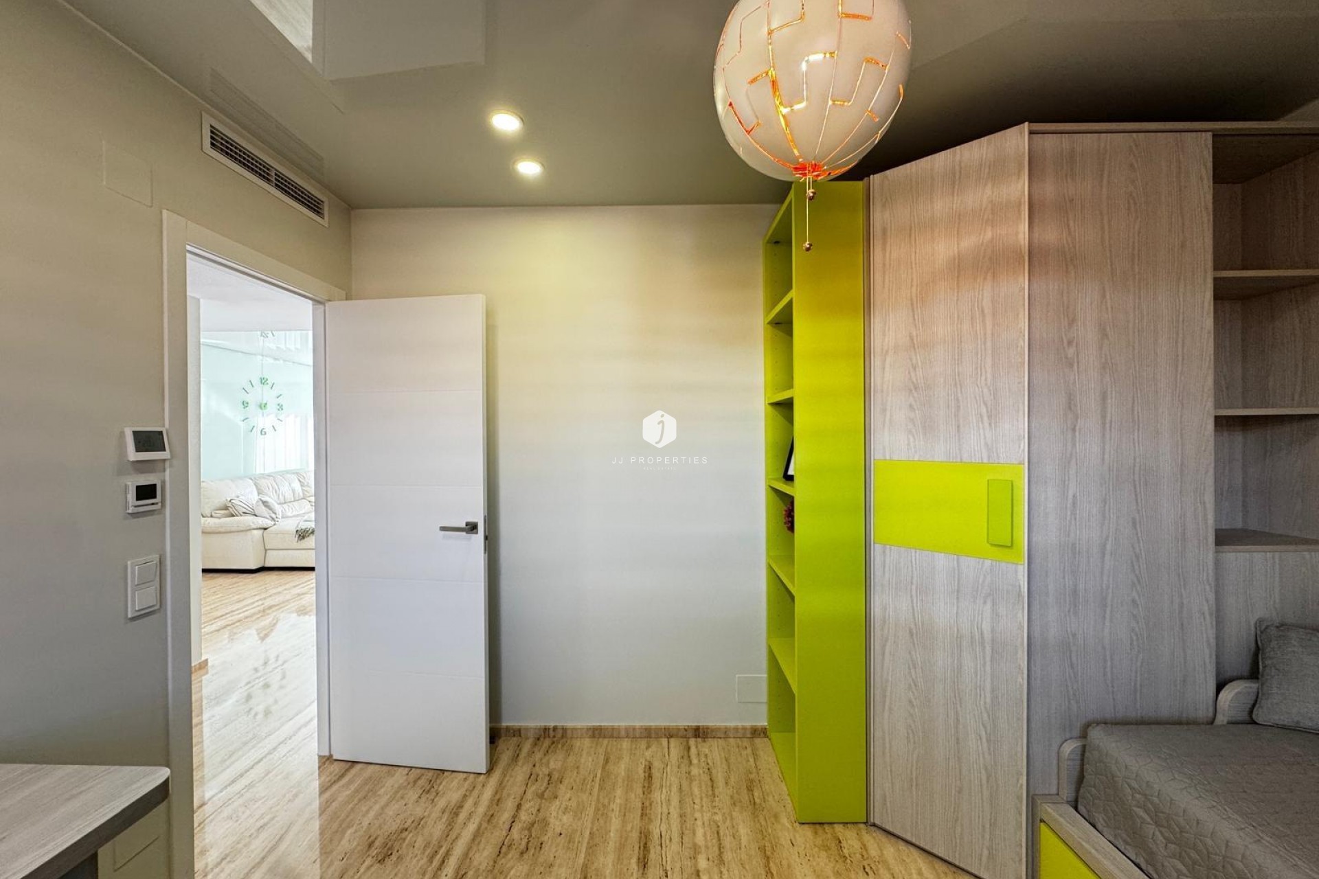 Aus zweiter Hand - Penthouse -
Torrevieja - Estacion de autobuses