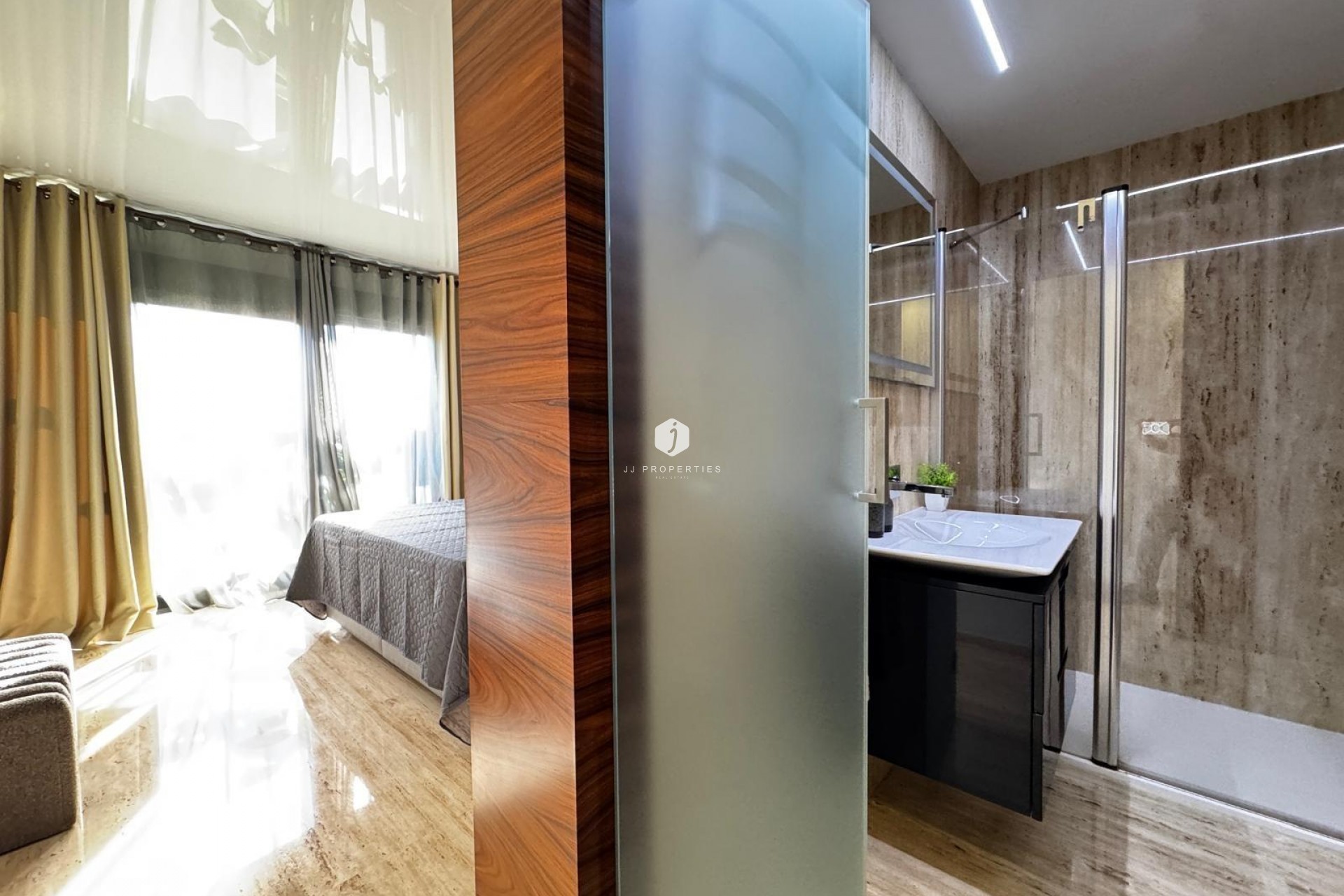 Aus zweiter Hand - Penthouse -
Torrevieja - Estacion de autobuses