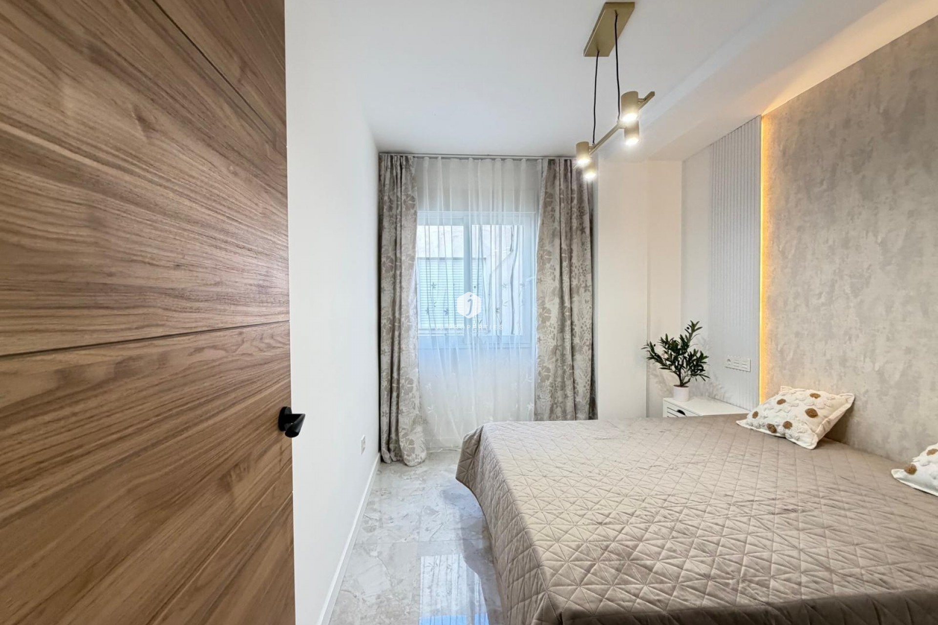 Aus zweiter Hand - Penthouse -
Torrevieja - Estacion de autobuses