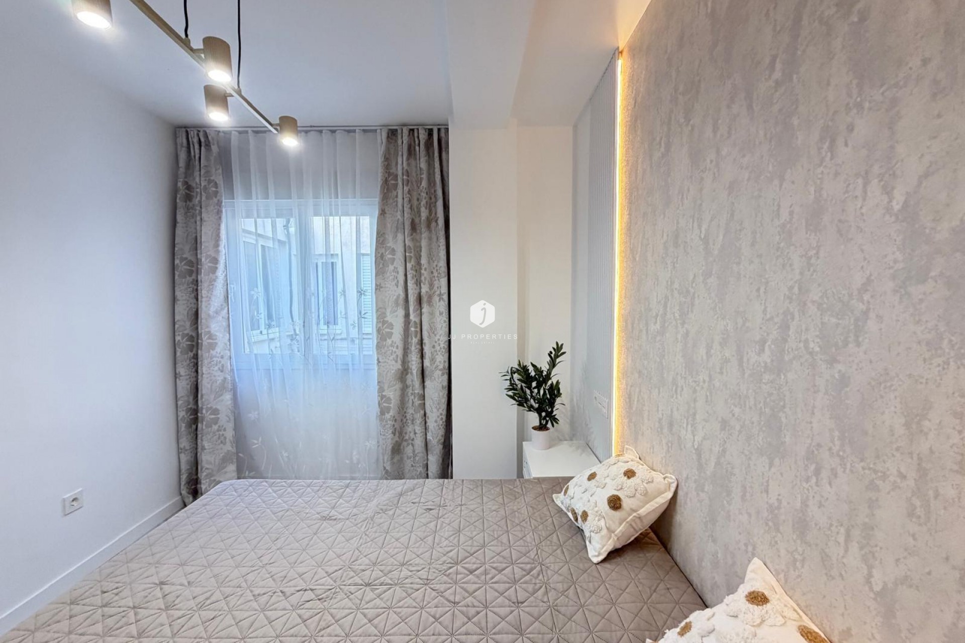 Aus zweiter Hand - Penthouse -
Torrevieja - Estacion de autobuses