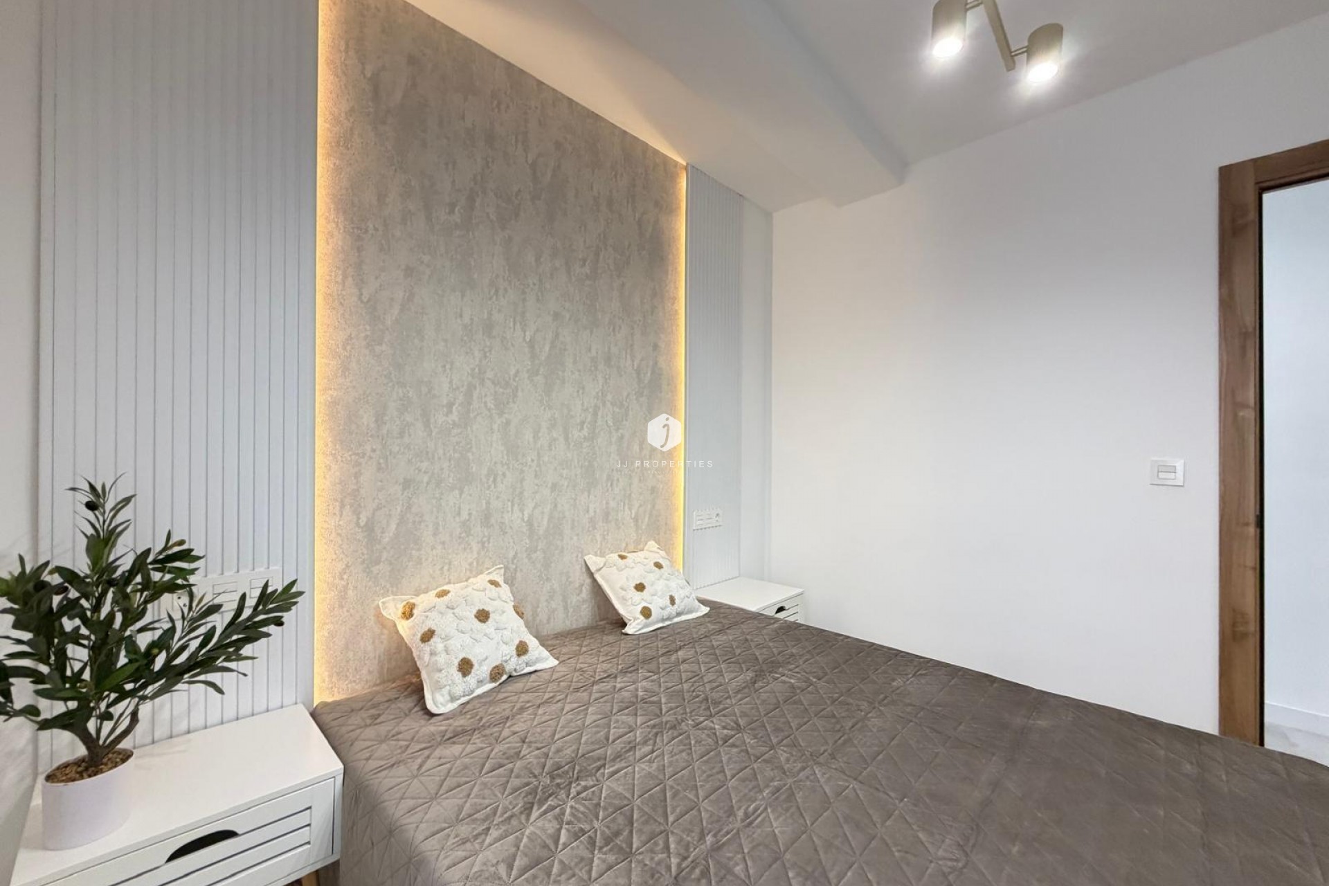 Aus zweiter Hand - Penthouse -
Torrevieja - Estacion de autobuses