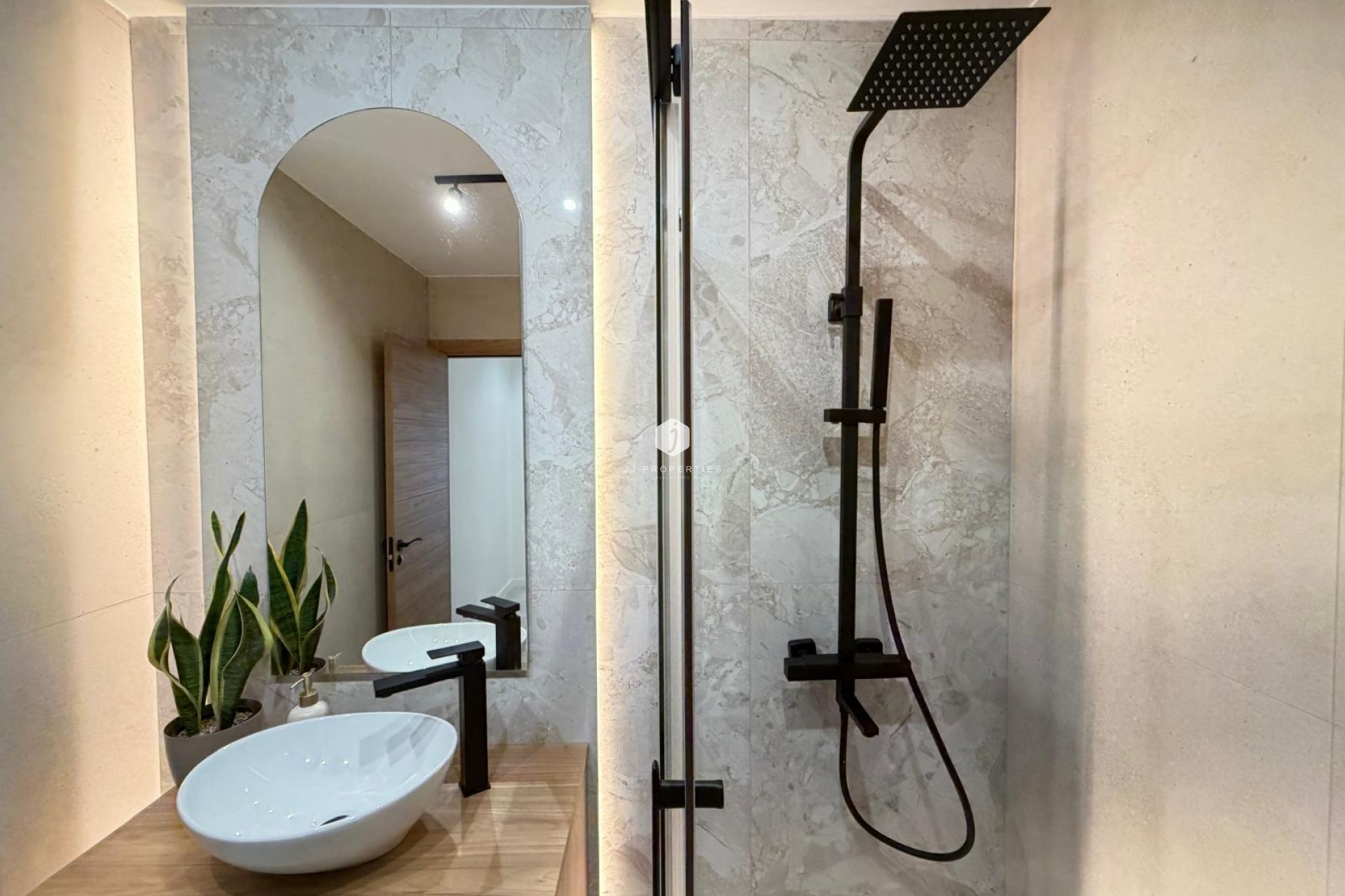 Aus zweiter Hand - Penthouse -
Torrevieja - Estacion de autobuses