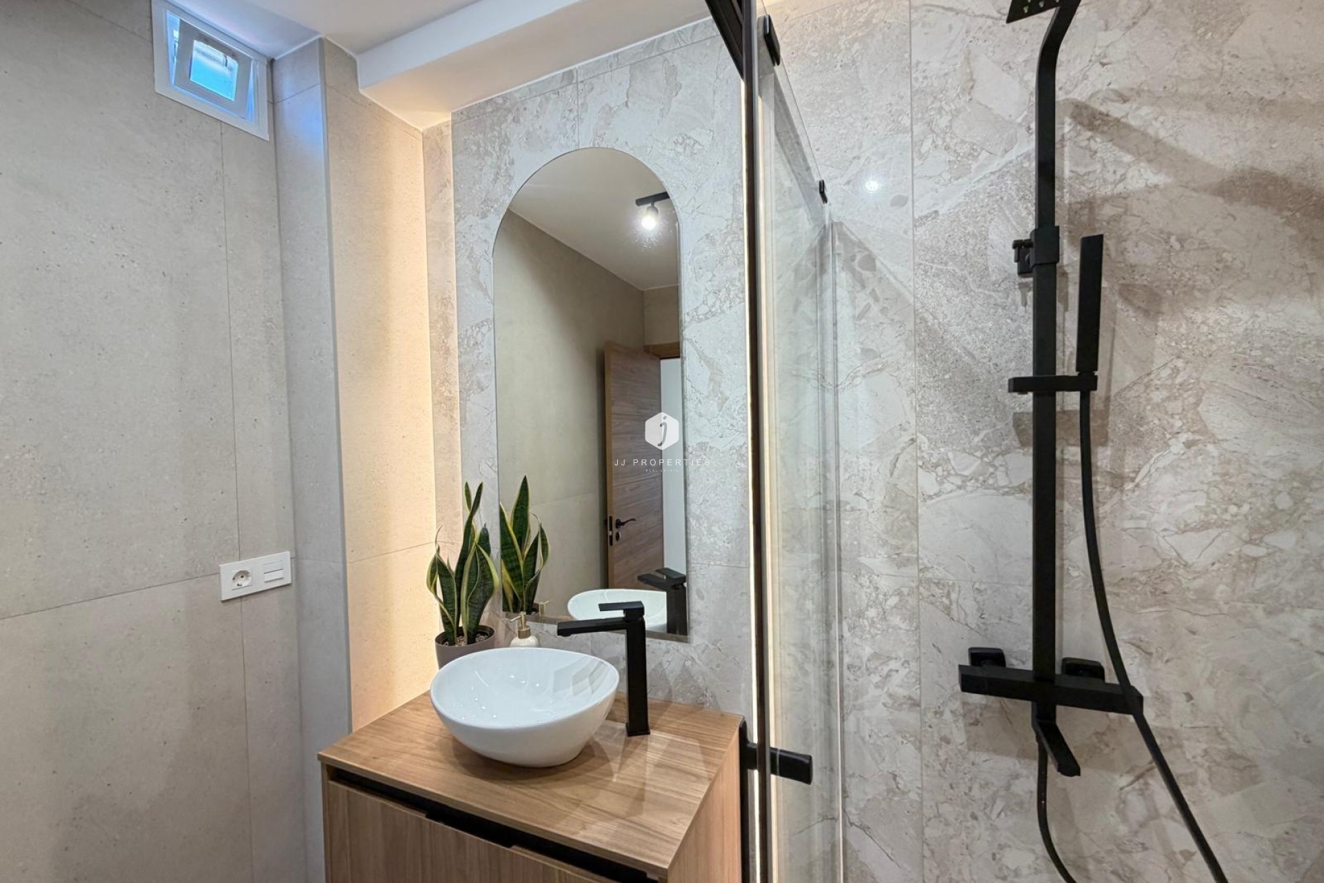 Aus zweiter Hand - Penthouse -
Torrevieja - Estacion de autobuses