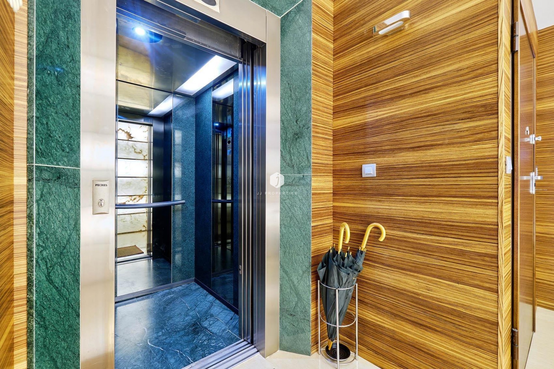 Aus zweiter Hand - Penthouse -
Torrevieja