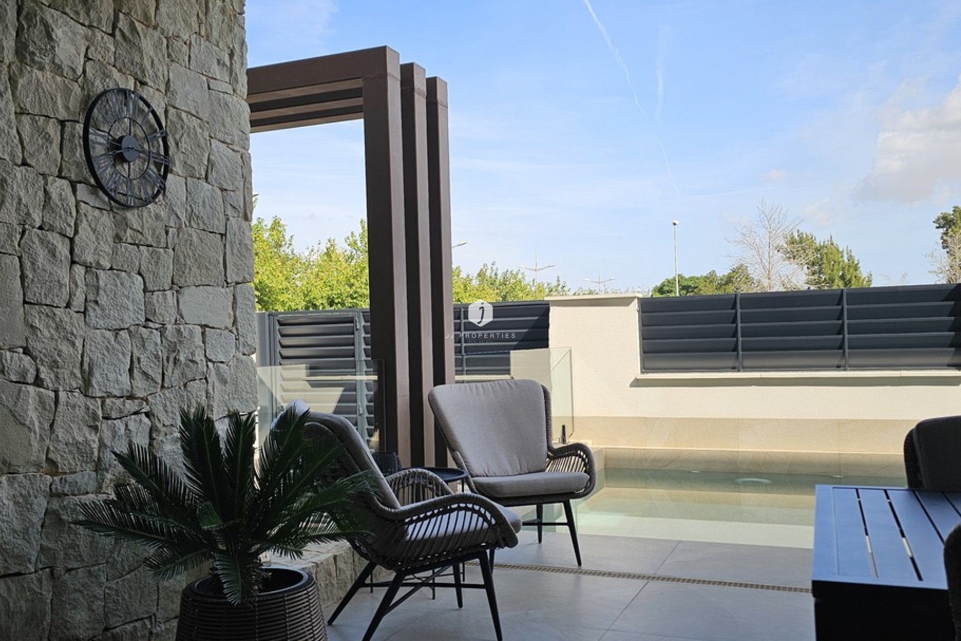 Aus zweiter Hand - Villa -
Dolores - Sector 4