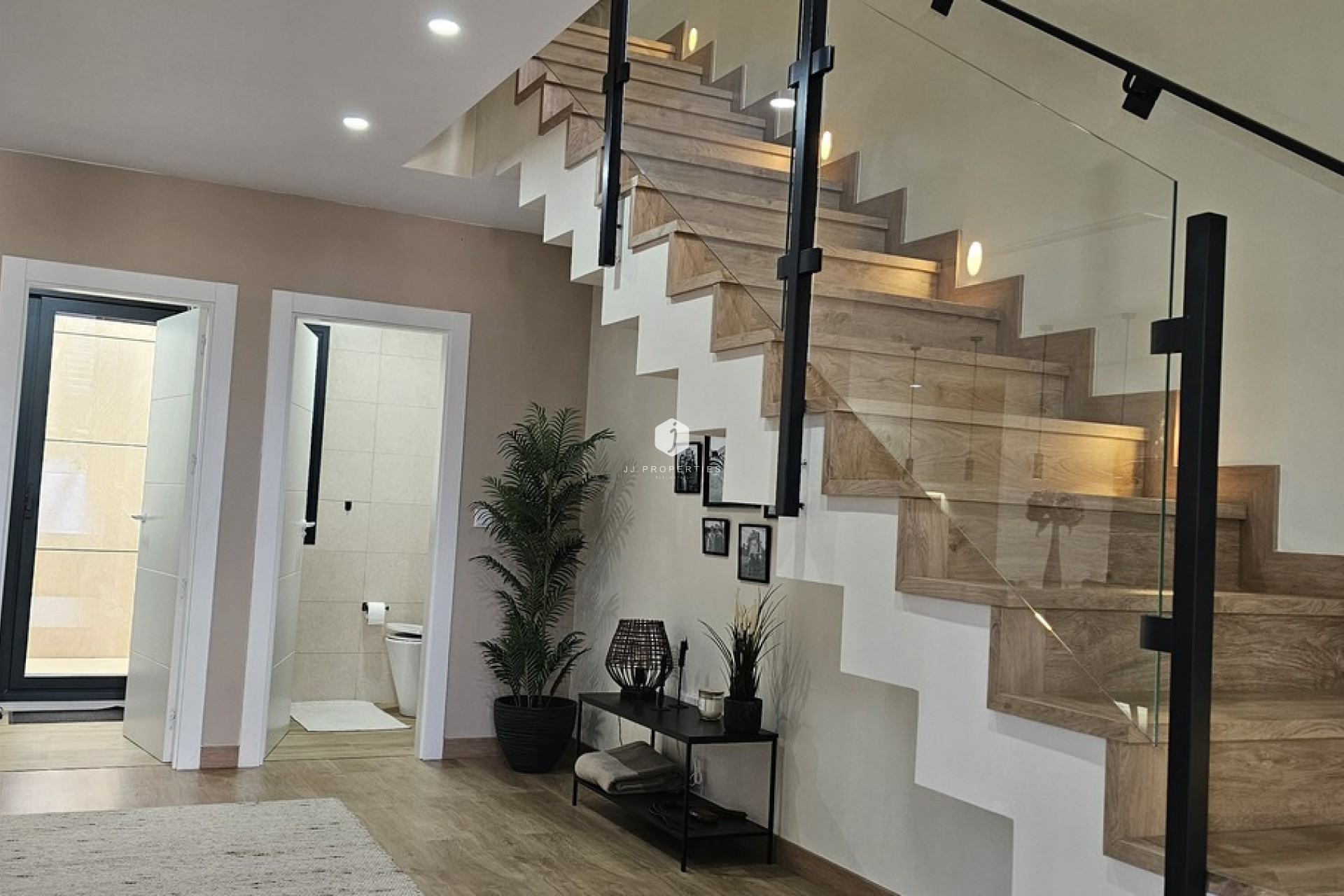 Aus zweiter Hand - Villa -
Dolores - Sector 4