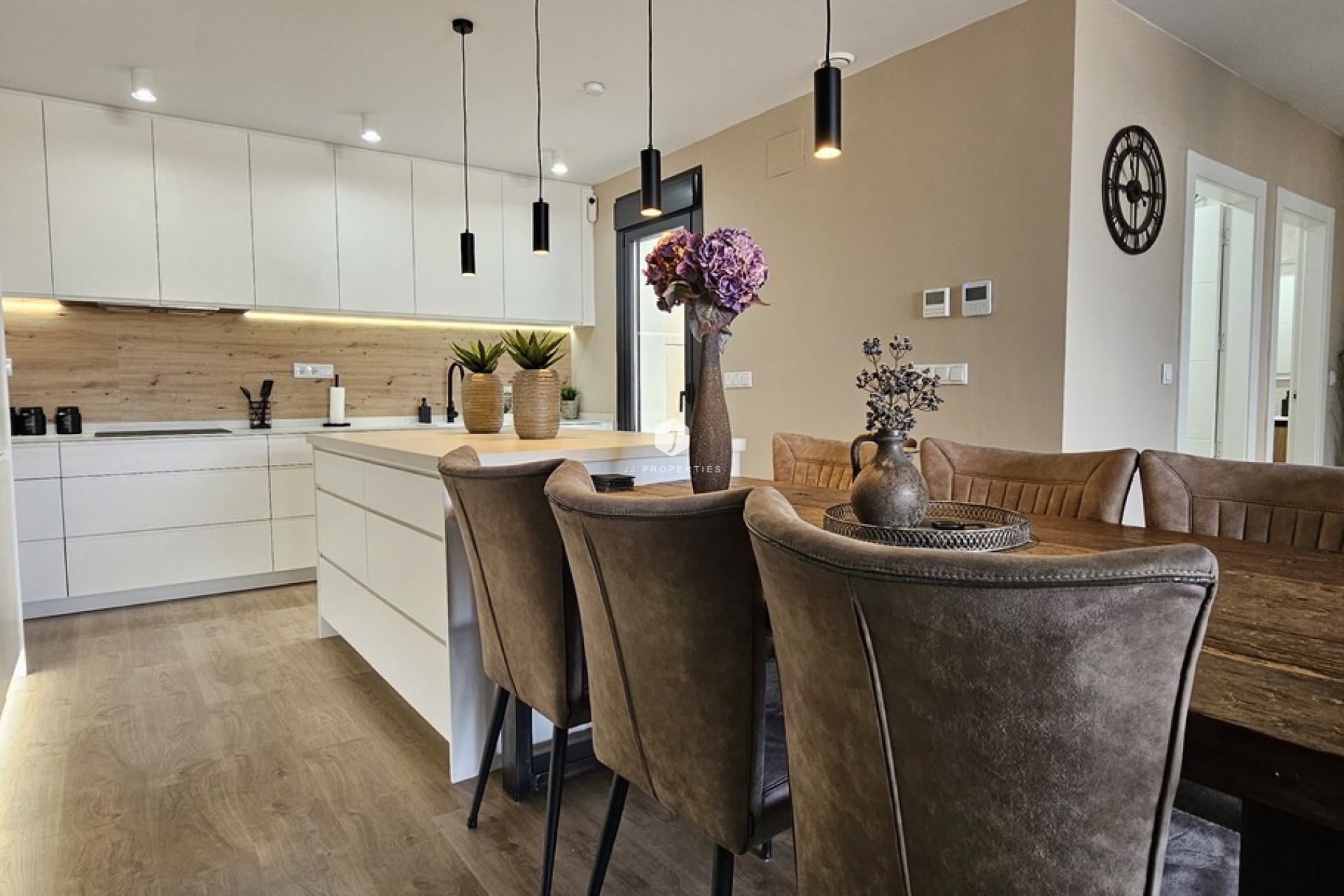 Aus zweiter Hand - Villa -
Dolores - Sector 4