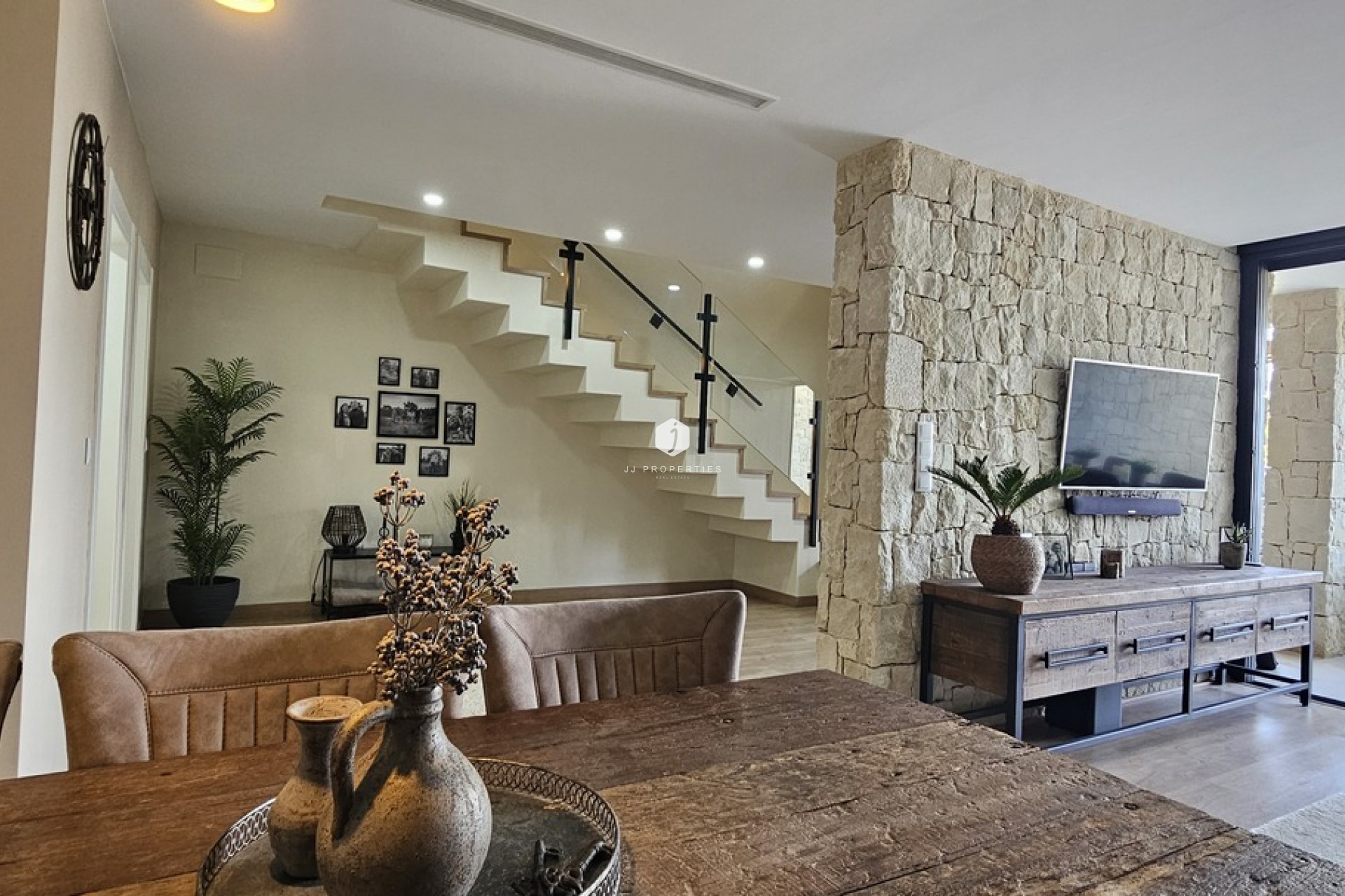 Aus zweiter Hand - Villa -
Dolores - Sector 4