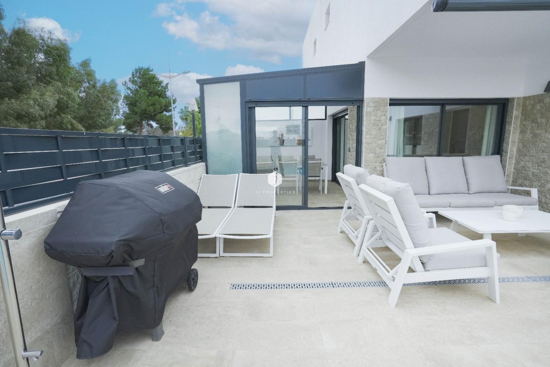 Aus zweiter Hand - Villa -
Dolores