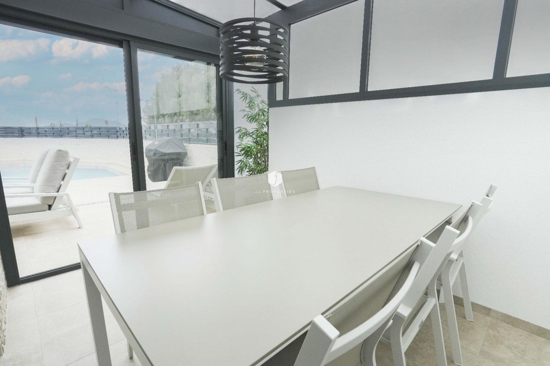 Aus zweiter Hand - Villa -
Dolores