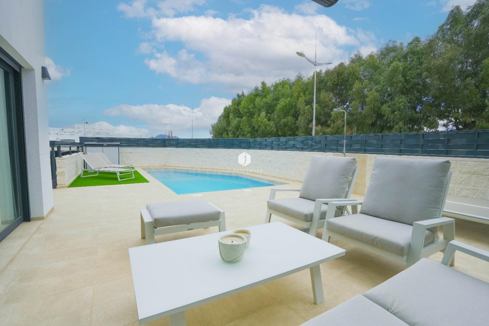 Aus zweiter Hand - Villa -
Dolores