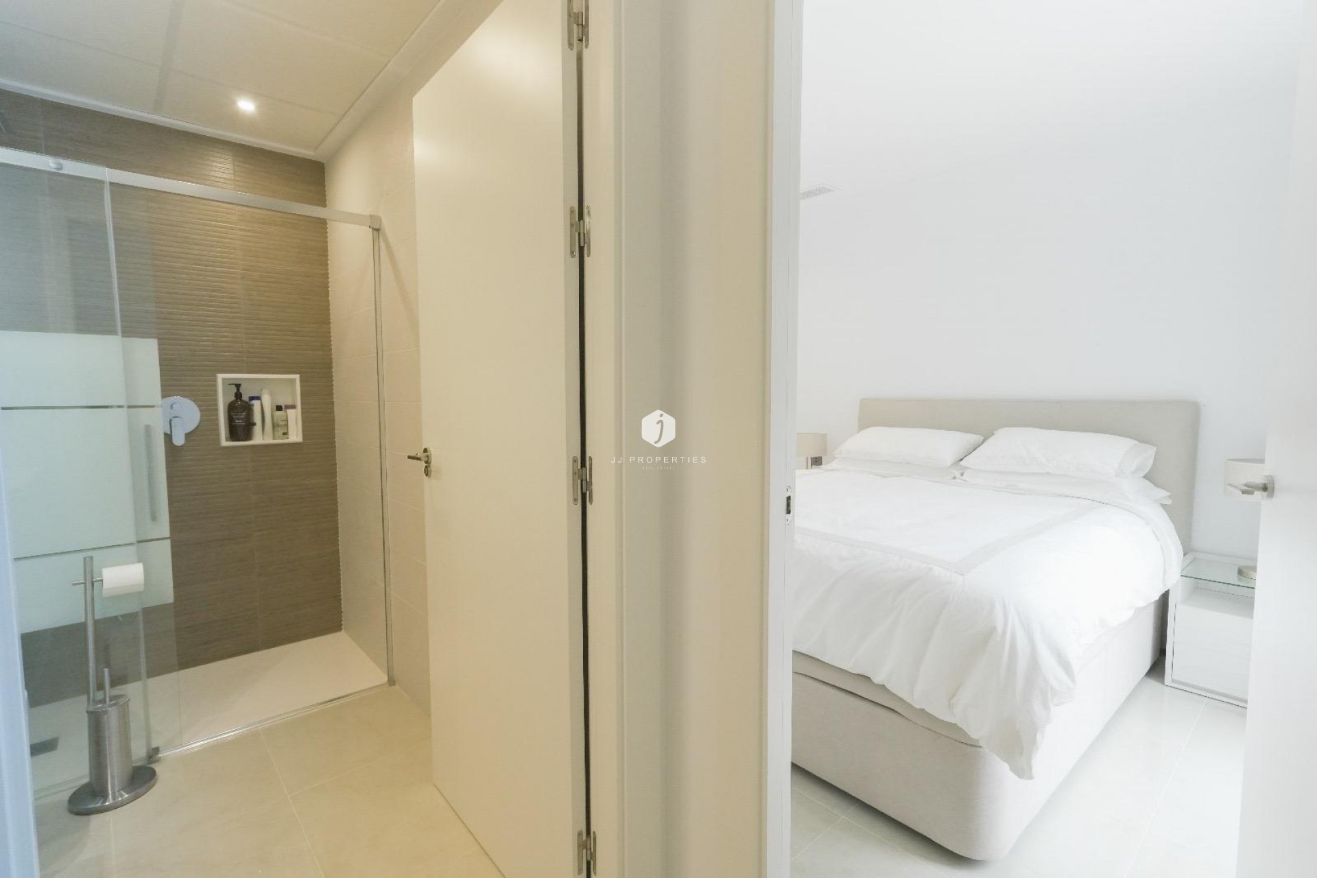 Aus zweiter Hand - Villa -
Dolores