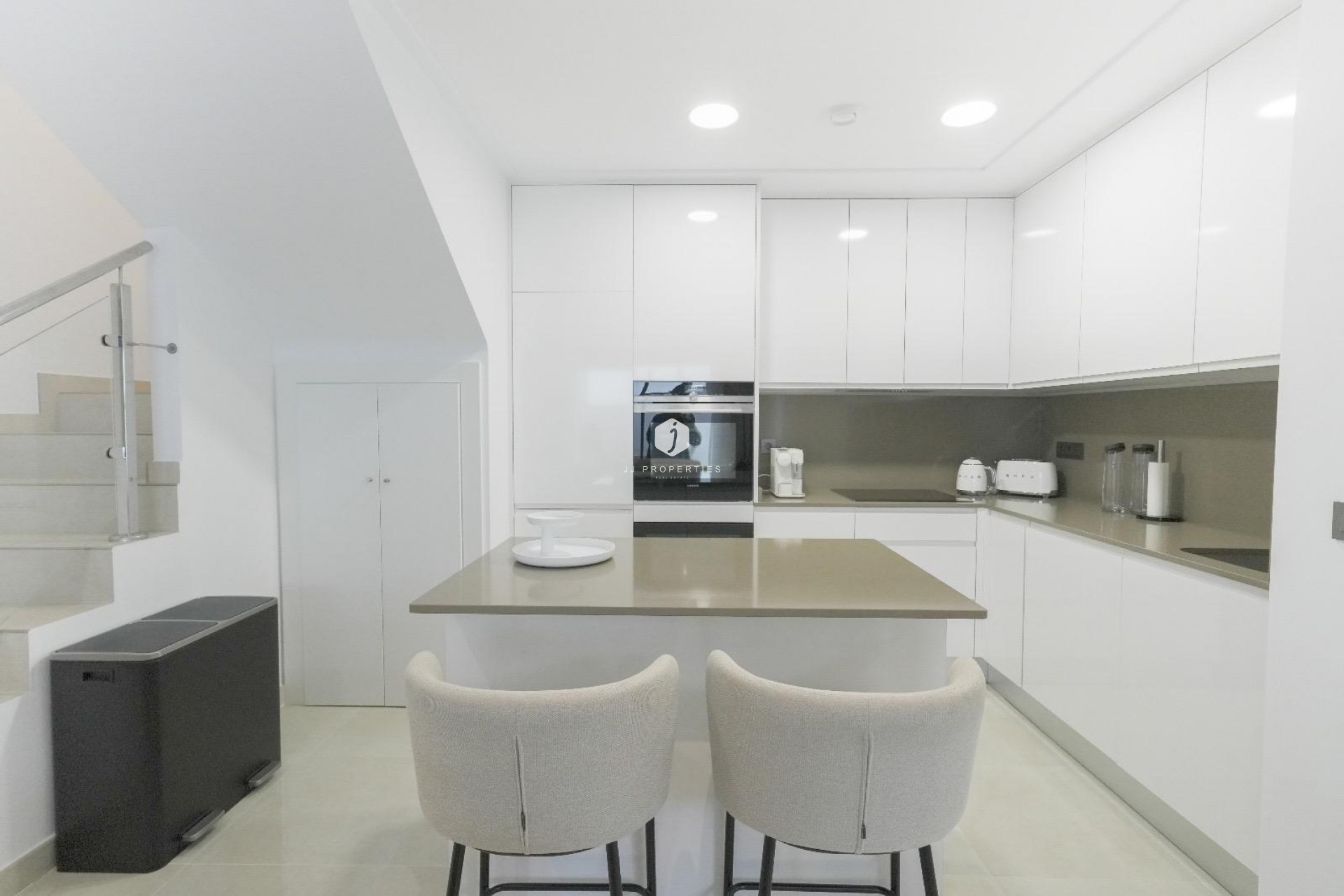 Aus zweiter Hand - Villa -
Dolores