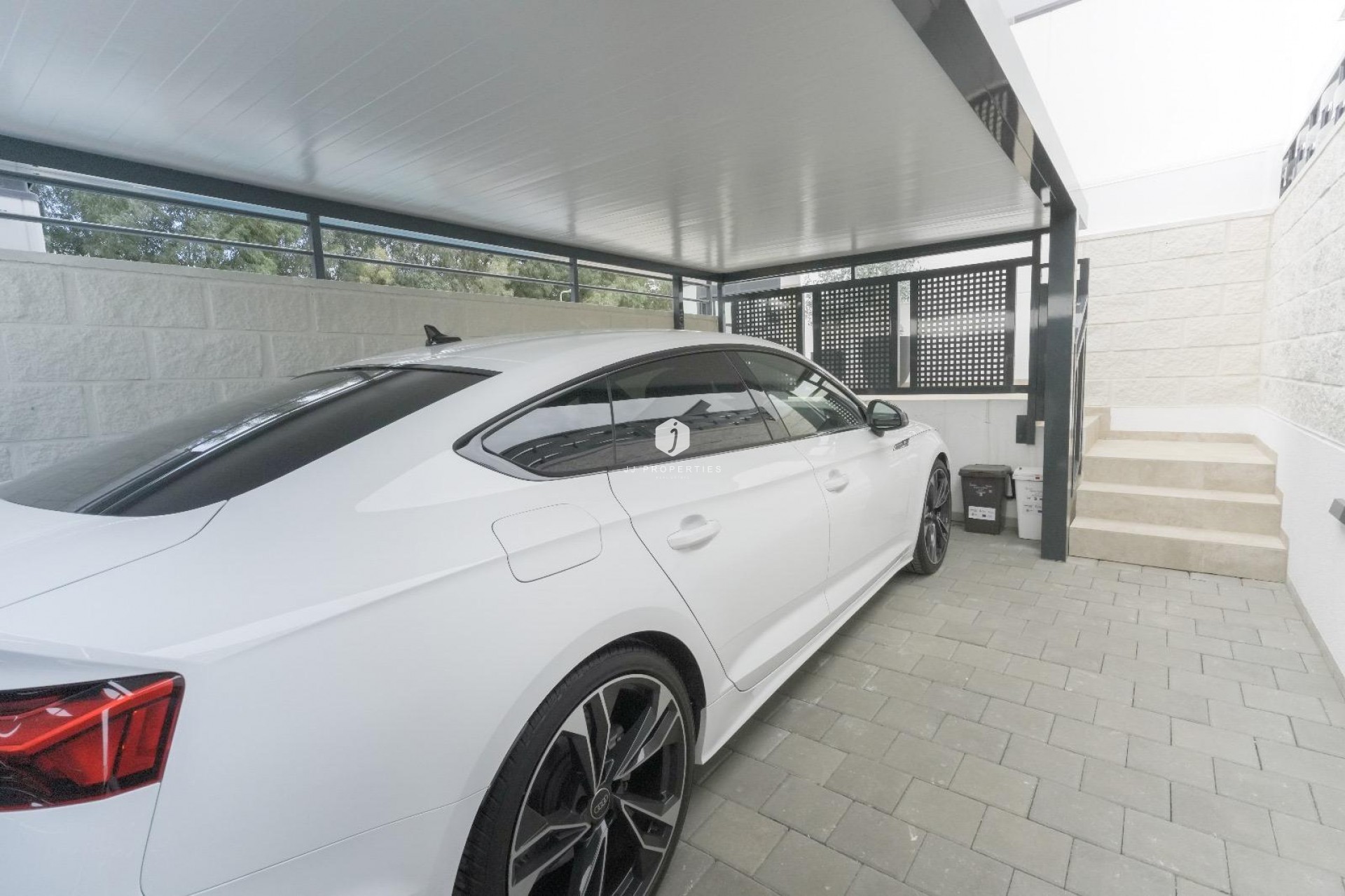 Aus zweiter Hand - Villa -
Dolores