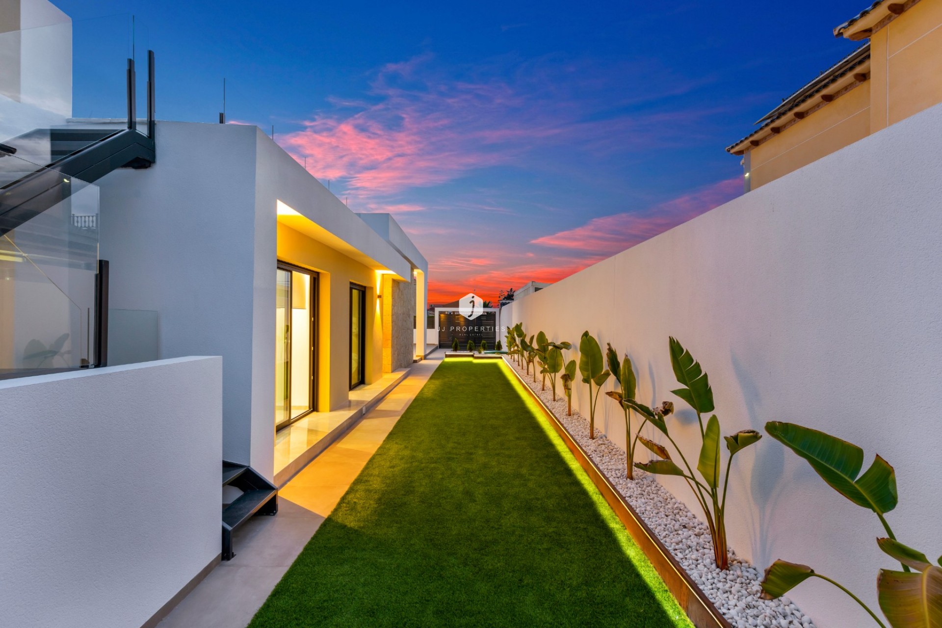 Aus zweiter Hand - Villa -
El Chaparral - Inland