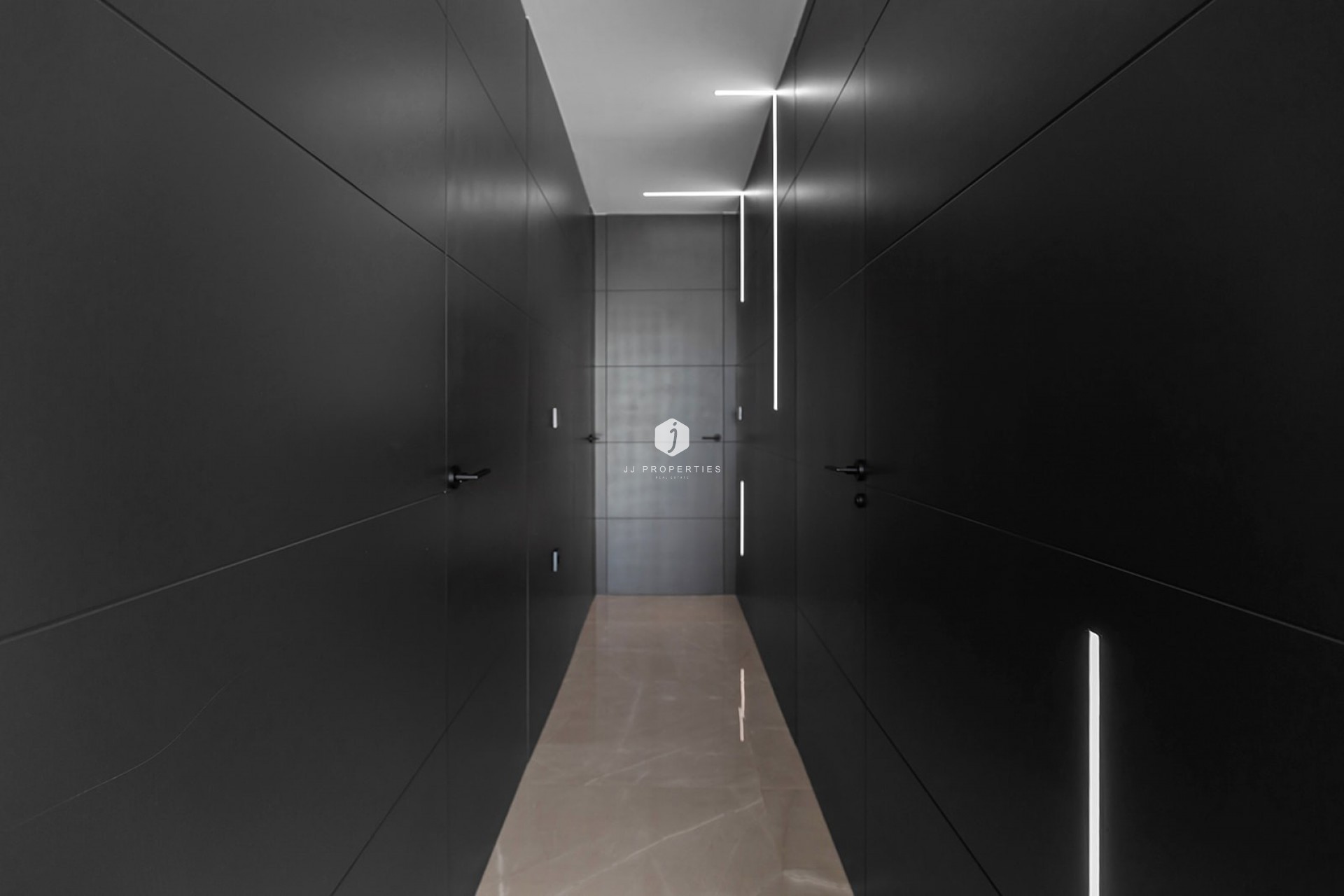 Aus zweiter Hand - Villa -
El Chaparral - Inland