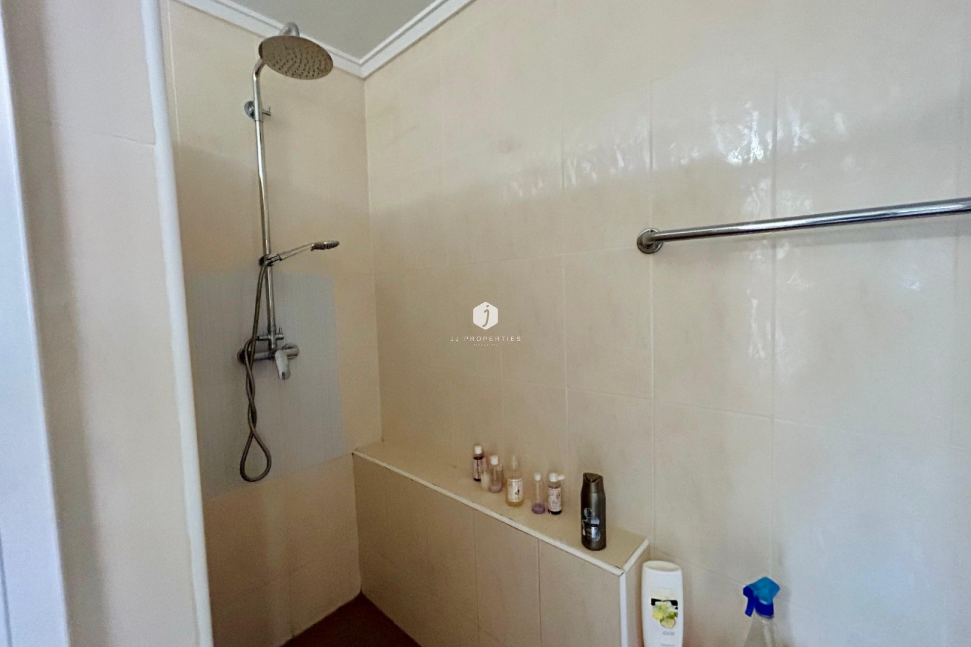 Aus zweiter Hand - Villa -
El Chaparral - Inland