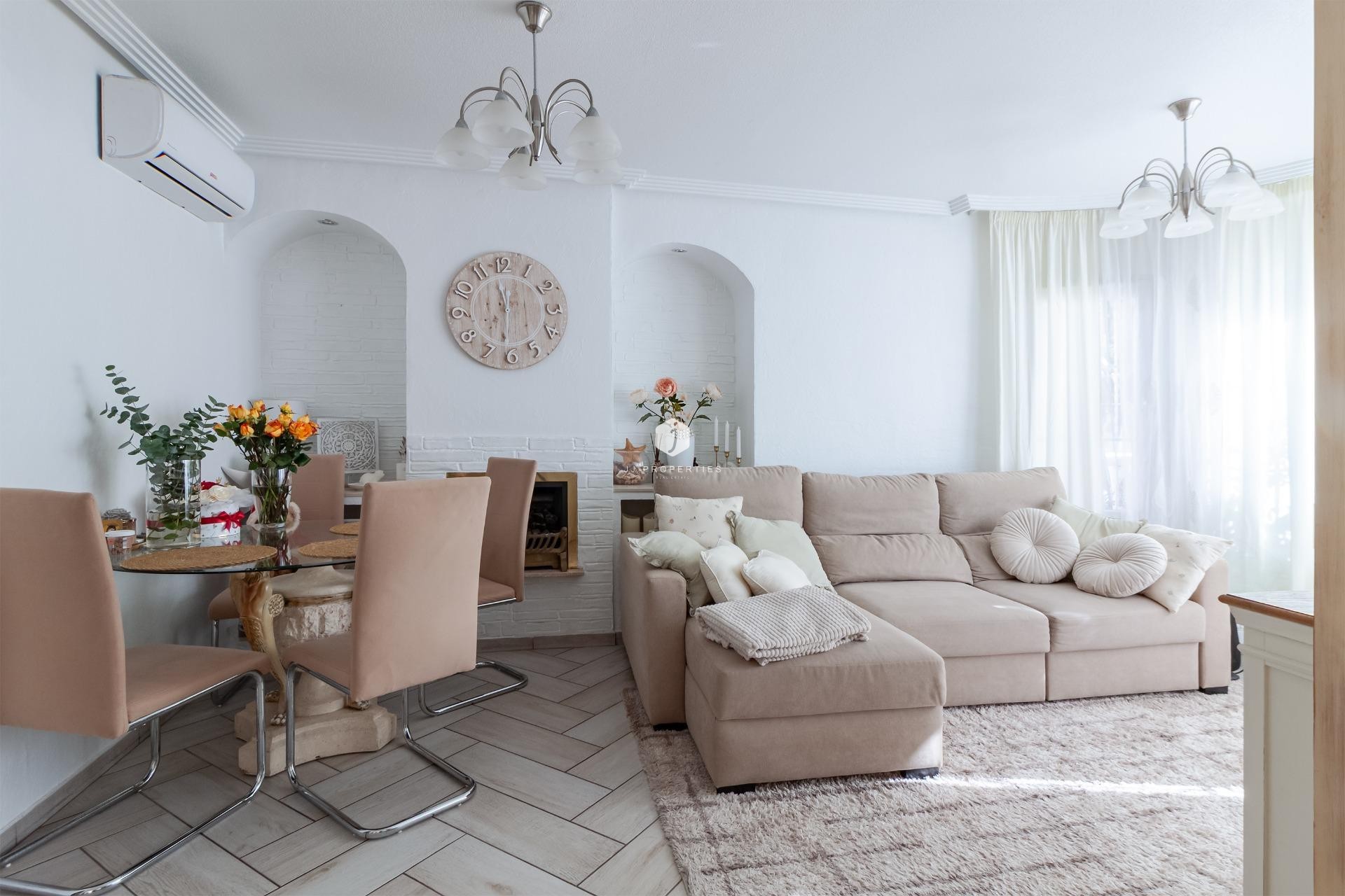 Aus zweiter Hand - Villa -
Orihuela Costa - Los Almendros-la Florida