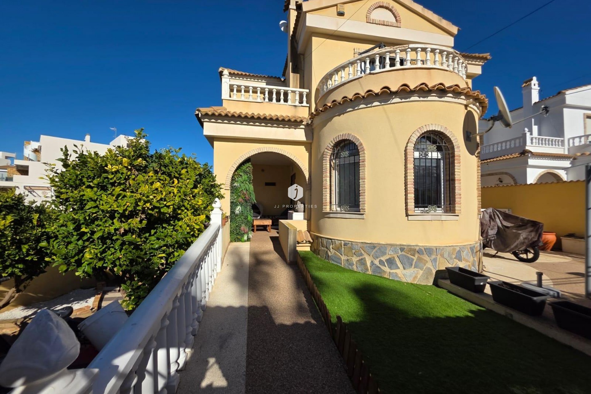Aus zweiter Hand - Villa -
Orihuela Costa - Villamartín-las Filipinas