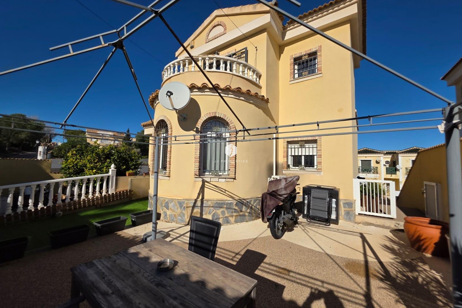 Aus zweiter Hand - Villa -
Orihuela Costa - Villamartín-las Filipinas