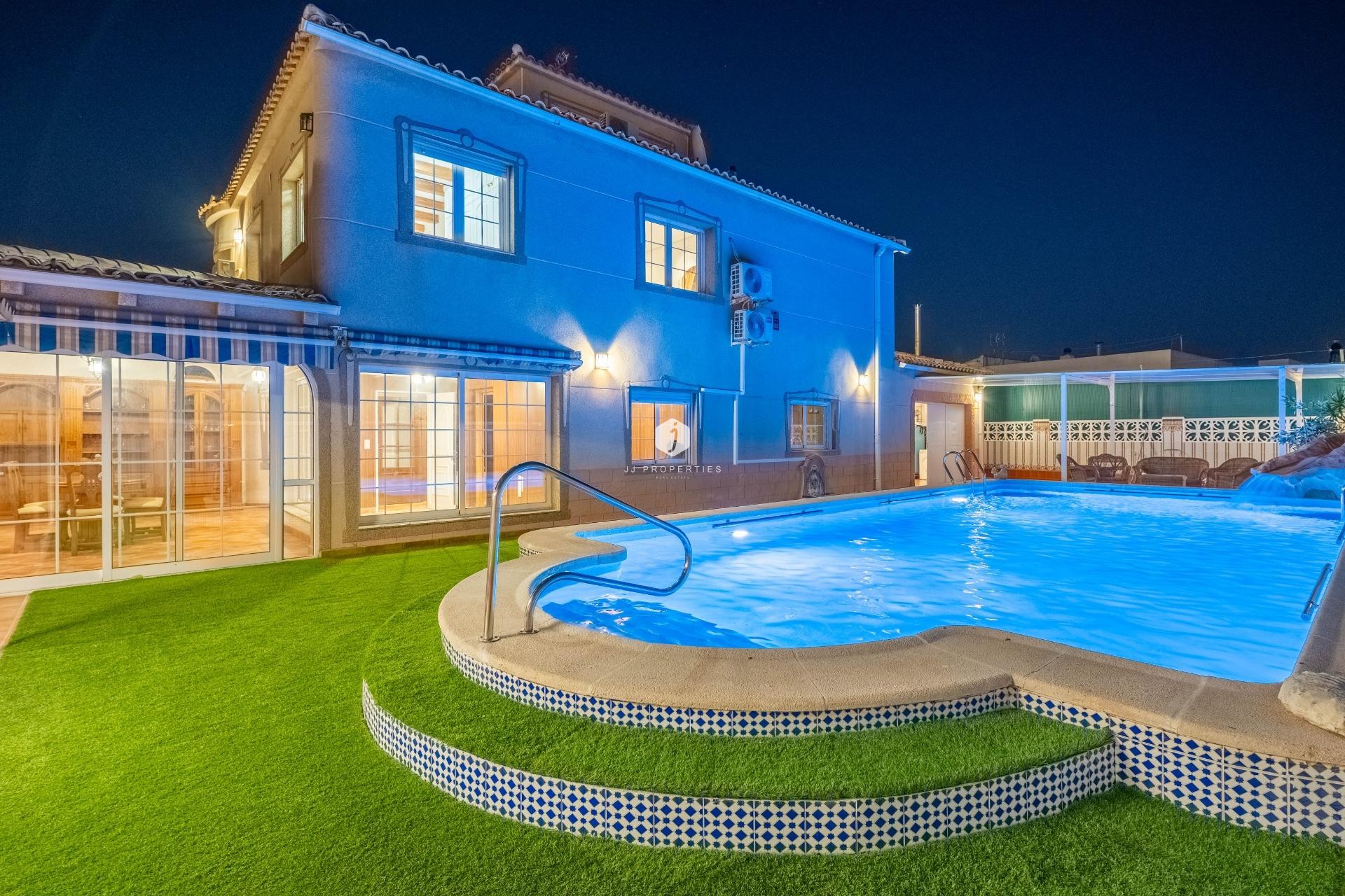 Aus zweiter Hand - Villa -
Torrevieja - El chaparral