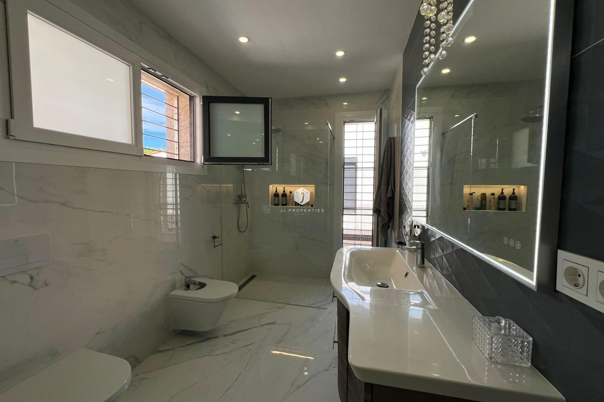 Aus zweiter Hand - Villa -
Torrevieja - La Mata