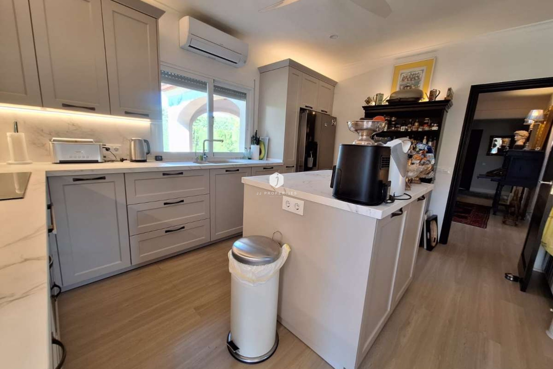 Aus zweiter Hand - Villa -
Tosalet